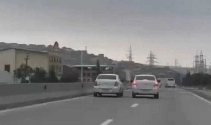 Yolda sürət yarışı təşkil edən sürücülər saxlanıldı - Video