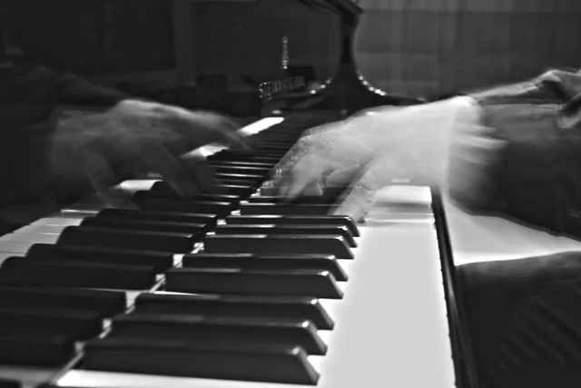 Azərbaycan bəstələri ilə milyonlarla baxış yığan alman pianoçu: "Musiqiniz birbaşa ürəyə toxunur" - VİDEO