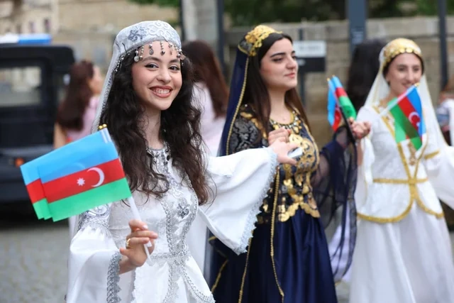 Bakının mərkəzində milli geyimlərdə gəzinti-yürüş təşkil olunub