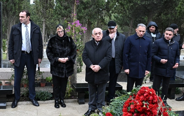 Əli Əsədov AZAL təyyarəsinin həlak olan ekipaj üzvlərinin məzarlarını ziyarət edib