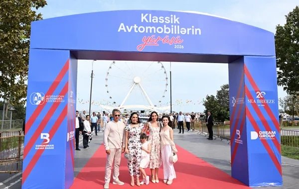 Leyla Əliyeva və Arzu Əliyeva klassik avtomobillərin yürüşü və sərgisini izləyiblər - FOTO