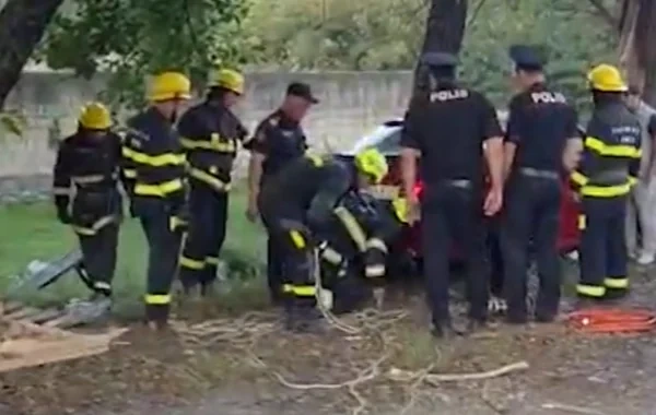 Qaxda qadın sürücü BMW-ni ağaca çırpdı - VİDEO