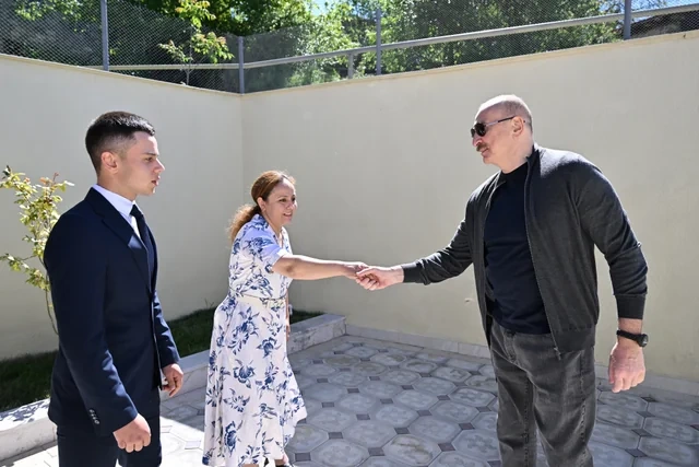 İlham Əliyev Şuşanın Böyük Qaladərəsi kəndində görülən işlərlə tanış olub, sakinlərlə görüşüb