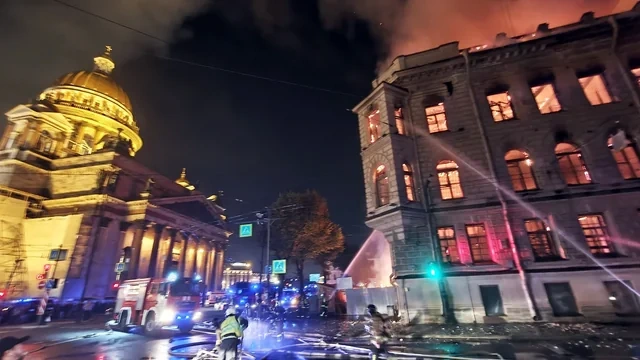Sankt-Peterburqun mərkəzində tarixi bina yandı - Foto/Video