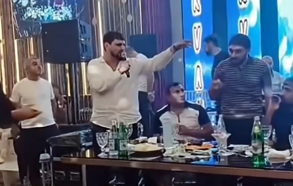 Meyxanaçılar arasında insident: Balaəli həmkarına BUTULKA ATDI - VİDEO