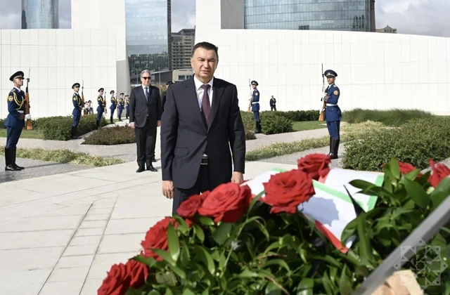 Tacikistanın baş naziri Bakıda Zəfər parkını və Fəxri xiyaban ziyarət edib - FOTO