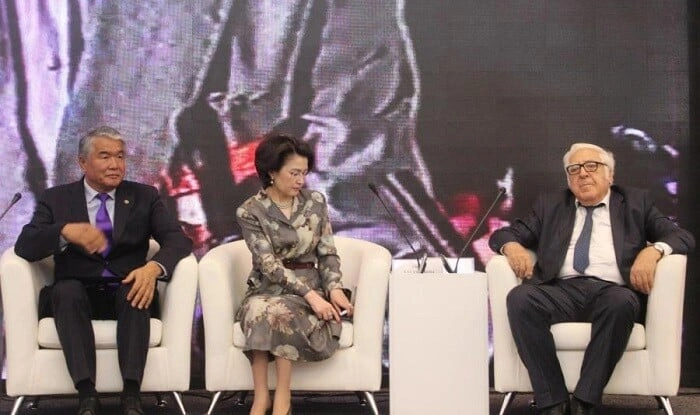 Anar məşhur türk yazarla xəstəxanada görüşdü