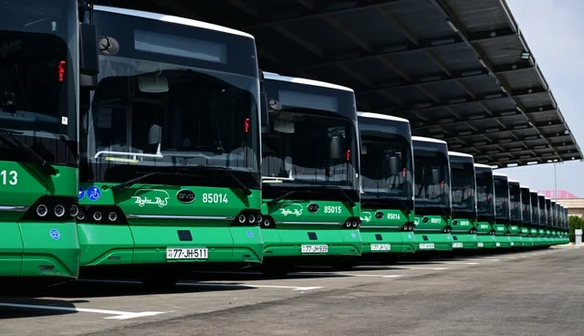 Prezident Naxçıvanda elektrik mühərrikli yeni avtobuslara baxıb, dəmir yolu infrastrukturunda aparılan yenidənqurma işləri ilə tanış olub - VİDEO