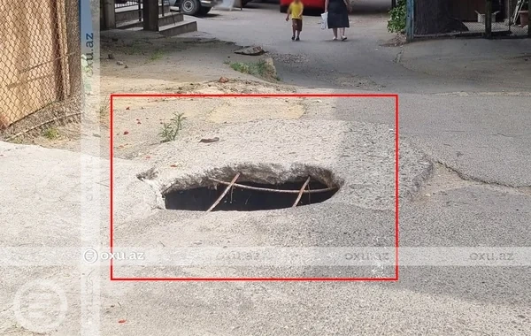 Yaşayış məntəqəsində təhlükəli vəziyyət: Yolun ortasında dərin çuxur var