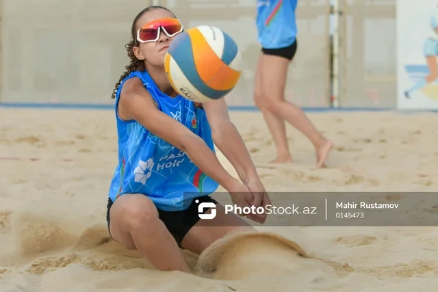 Qum üzərində dinamik idman: Çimərlik voleybolunun cəlbediciliyi - FOTOREPORTAJ