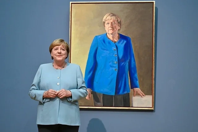 Angela Merkelin kanslerlər qalereyası üçün çəkilən portretində diqqətçəkən məqam