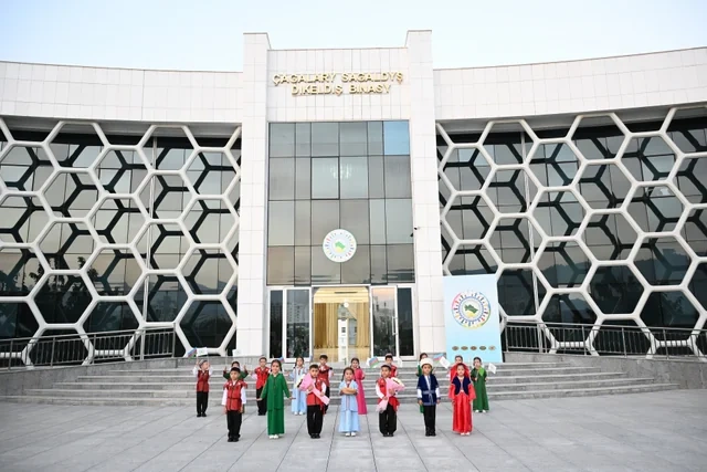 Leyla Əliyeva Arkadağ şəhərində Uşaq Sağlamlığı və Reabilitasiya Mərkəzinin fəaliyyəti ilə tanış olub - Foto