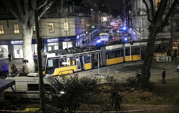 İtaliyada tramvay relsdən çıxdı: İki ölü, onlarla yaralı var - VİDEO