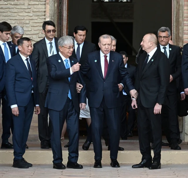 İlham Əliyev və TDT-nin qeyri-rəsmi Zirvə görüşünün digər iştirakçıları Türküstanda bir sıra mədəni məkanlarla tanış olublar - FOTO