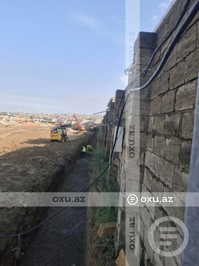 Xırdalanda təhlükəli qazıntı iddiası: "BakuBus" evlərdən cəmi yarımmetr aralıda iş aparır - Foto