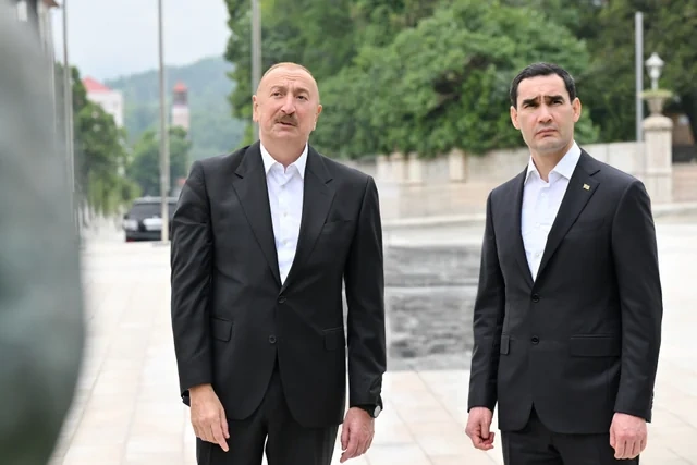 Prezidentlər Şuşada Azərbaycanın tanınmış şəxsiyyətlərinin işğal dövründə güllələnmiş büstlərinə baxıblar - FOTO