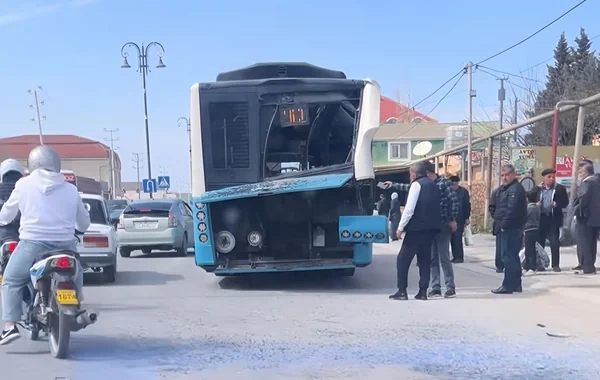 Binə qəsəbəsində ağır qəza: "KamAZ" avtobusa çırpıldı - VİDEO