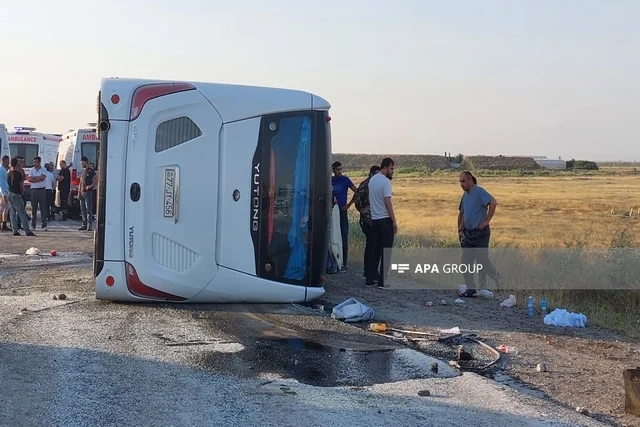 Bakı-Qazax yolunda ağır qəza: Sərnişin avtobusu aşdı, 30-dan çox yaralı var - FOTO