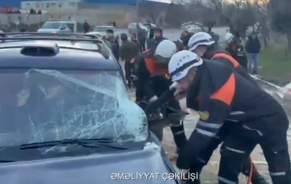 Sumqayıtda "NAZ Lifan" VAZ-la toqquşdu: Yaralı sürücü maşından çıxarıldı - VİDEO