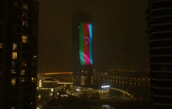 Belqradda ən hündür binalardan birinə Azərbaycan bayrağı proyeksiya olunub - VİDEO