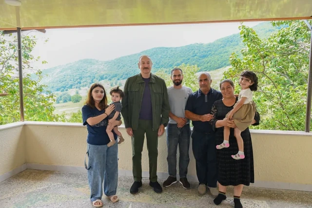 Prezident Kiçik Qaladərəsində görülən işlərlə tanış olub və kəndə qayıdan sakinlərlə görüşüb - FOTO