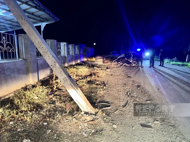 Samuxda ağır qəza: Maşın iki hissəyə bölündü - Foto