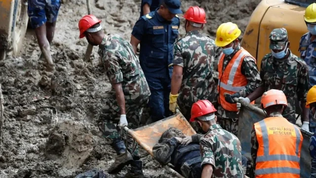 Nepaldakı faciənin dəhşətli mənzərəsi: Yüzlərlə meyitin kimliyini müəyyən etmək olmur - FOTO