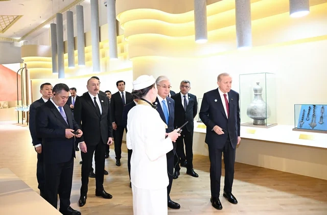 İlham Əliyev və TDT-nin qeyri-rəsmi Zirvə görüşünün digər iştirakçıları Türküstanda bir sıra mədəni məkanlarla tanış olublar - FOTO