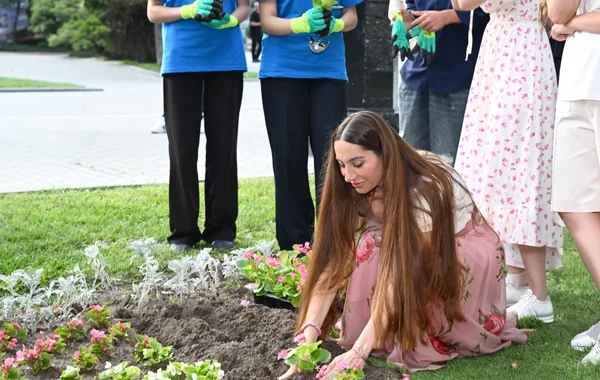 Leyla və Arzu Əliyevalar Bakı Bulvarında mövsümi güllərin əkilməsi aksiyasında iştirak ediblər - FOTO