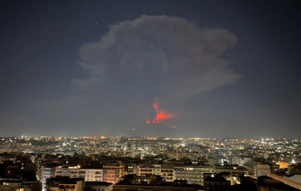 Etna vulkanı püskürdü: Lava 400 metrədək fontan vurdu