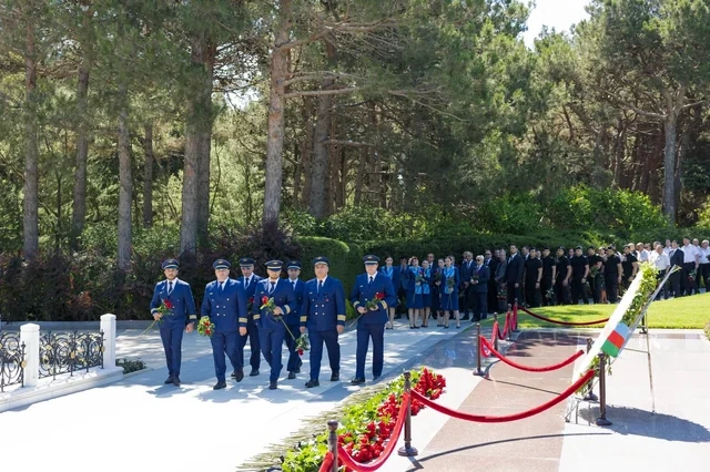 AZAL kollektivi və mülki aviasiyanın digər nümayəndələri Fəxri xiyabanı ziyarət ediblər - FOTO