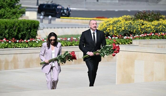 İlham Əliyev və xanımı Heydər Əliyev abidəsini ziyarət etdi