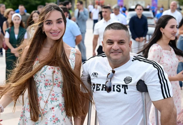 Leyla Əliyeva və Arzu Əliyeva klassik avtomobillərin yürüşü və sərgisini izləyiblər - FOTO