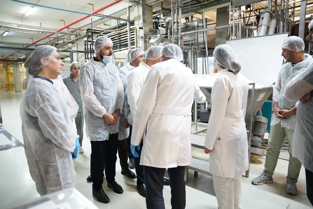 Media nümayəndələri "Made in Azerbaijan" brendini dünyaya tanıdan "Ulduz" fabriki ilə tanış olublar - FOTO