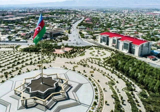 Azərbaycan iqtisadiyyatında DİQQƏTÇƏKƏN RƏQƏMLƏR: Gəlirlər artır, xarici borc azalır - FOTO