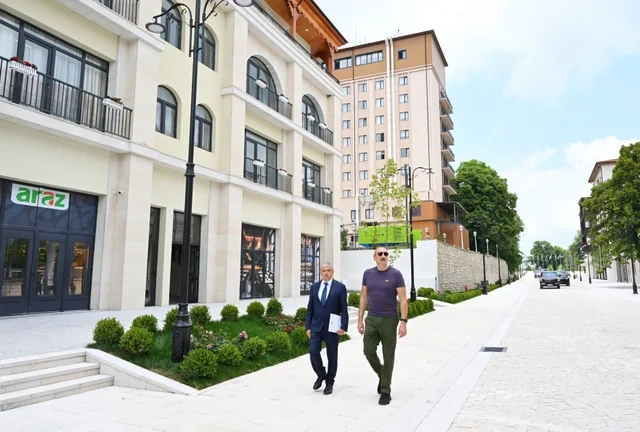 Prezident Şuşanın Qarabağ küçəsində həyata keçirilmiş işlərlə tanış olub - FOTO