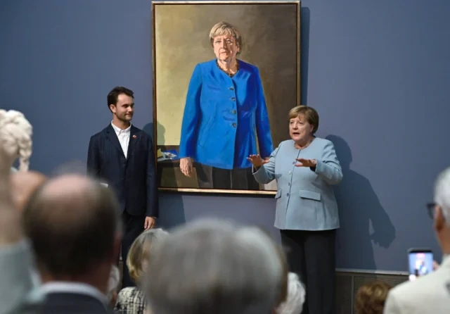 Angela Merkelin kanslerlər qalereyası üçün çəkilən portretində diqqətçəkən məqam