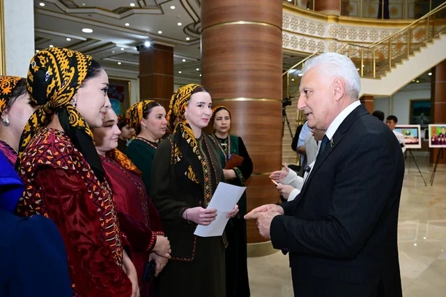 Türkmənistanda "Azərbaycan - obyektivdən tarixə" adlı sərgi təqdim olunub - FOTO