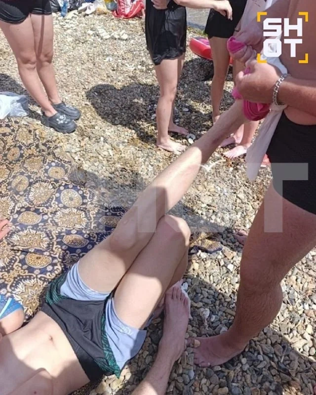 Rusiyada çimərlikdə üzərində uşaqların olduğu körpü uçub - FOTO-VİDEO