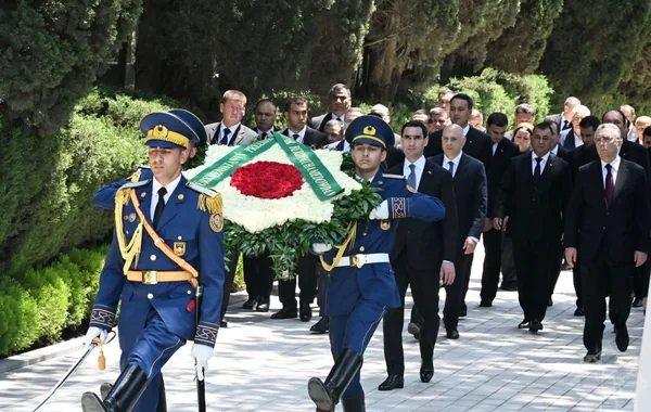 Türkmənistan prezidenti Fəxri xiyabanda Heydər Əliyevin məzarını ziyarət edib - FOTO