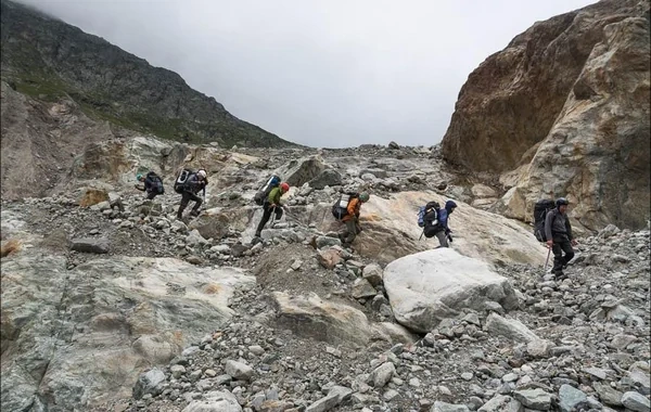 Rusiyada turistlər çadırda olarkən daş uçqunu başladı: Qrup rəhbəri həlak oldu - FOTO