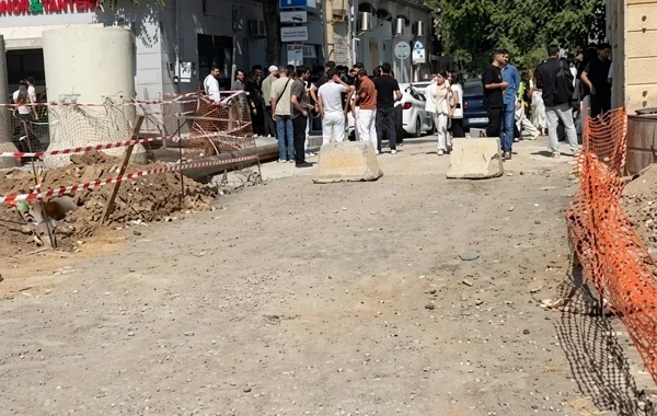 Tələbələrə yol açıldı: Həsən Əliyev küçəsində müvəqqəti keçid yaradıldı - VİDEO