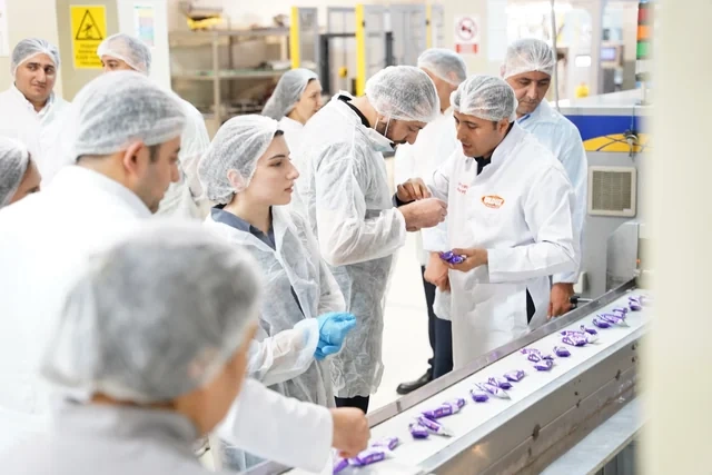 Media nümayəndələri "Made in Azerbaijan" brendini dünyaya tanıdan "Ulduz" fabriki ilə tanış olublar - FOTO