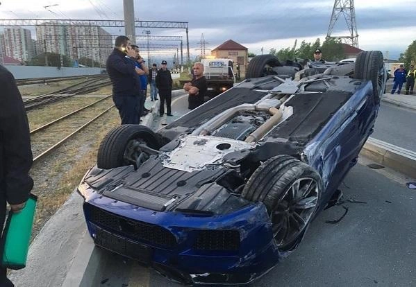 Ödənişli yolda BMV-X6 qəzaya uğradı: 1 ölü, 5 yaralı