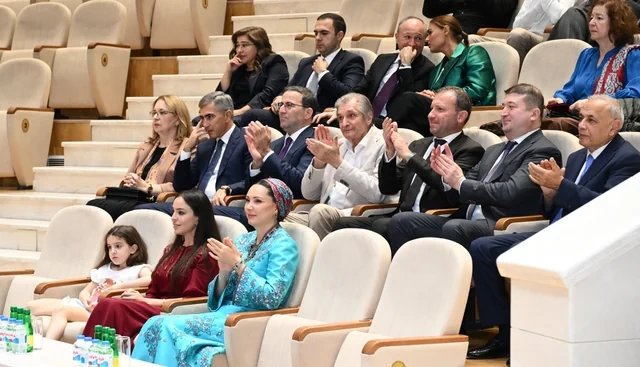 Leyla Əliyeva Arkadağ şəhərində əfsanəvi "Galkynyş" milli atüstü oyunlar qrupunun çıxışını izləyib - Foto