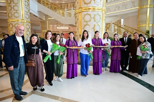 Aşqabad Azərbaycan mədəniyyətini qarşılayır - FOTO