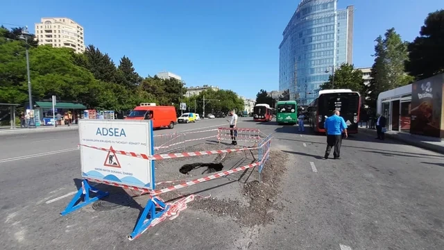 Bakının mərkəzində yolda çökmə: İri çuxur yarandı - FOTO