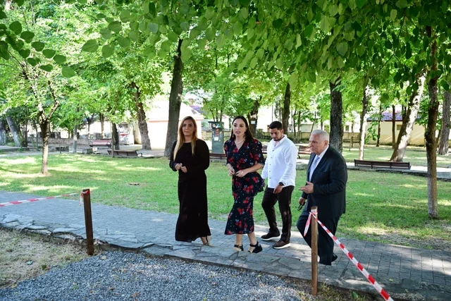 Leyla Əliyeva Şəkidəki Məhəmməd Füzuli adına parkda görülən işlərlə tanış olub - FOTO