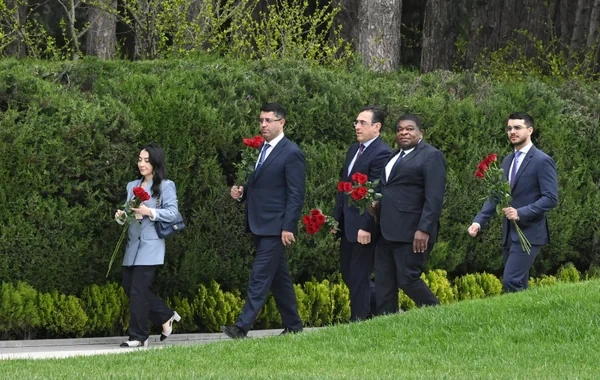 Martin Çunqonq Heydər Əliyevin məzarını ziyarət edib - FOTO
