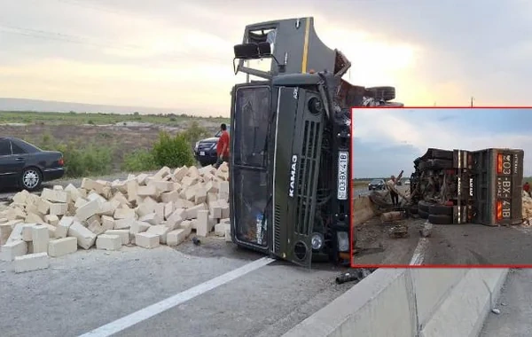 Ucarda yük maşını aşdı: Pomidor və xiyar yola dağıldı - FOTO
